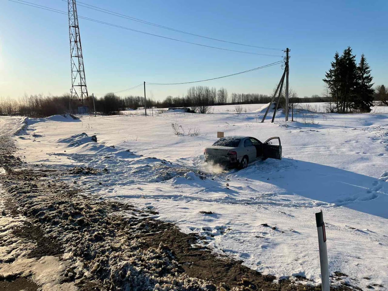 Под Грязовцем за рулём съехавшего в кювет автомобиля обнаружен погибший  мужчина